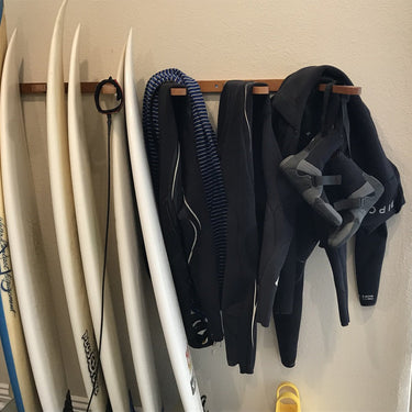 Estante vertical de madera para tablas de surf Holden Beach | Capacidad para 6 tablas de surf