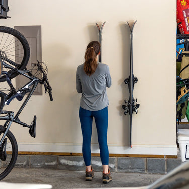 Portaesquís de pared de acrílico transparente Summit | Paquete de 2