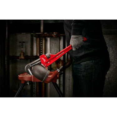 Llave para tubos de acero Milwaukee 48-22-7118 de 18"