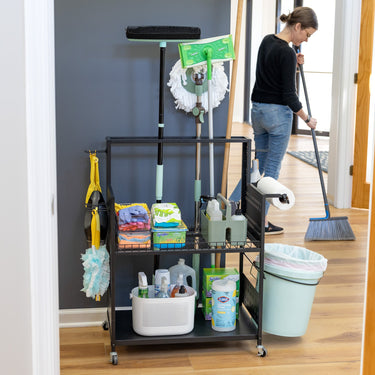 El carrito utilitario Everything con tablero perforado y soporte para cubos