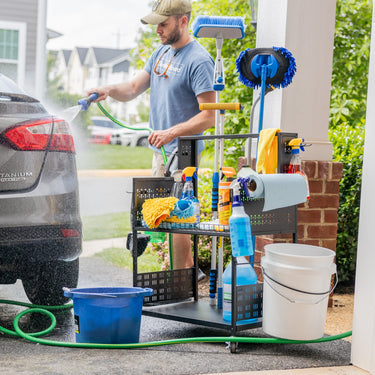 El carrito utilitario Everything con tablero perforado y soporte para cubos